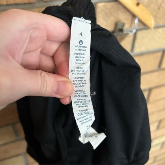 Lululemon Hottie Hot Short’s Low Rise 2.5” Black Camo Size 4 - Picture 4 of 4